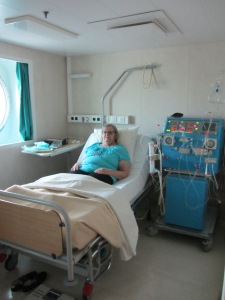 Madame A dans la chambre de dialyse sur le bateau (photo personnelle de la patiente)